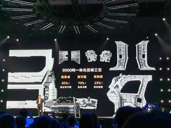 華為問界M9實測重型卡車前後夾擊：乘員艙極限抗壓保證生存空間