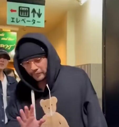 周杰倫患強直性脊柱炎：近照彎腰駝背