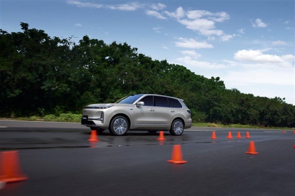 吉利丟王炸 17.38萬的銀河M9 開始無差別攻擊