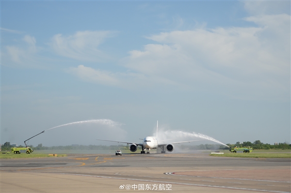 2萬公里全球最長單程航線完成首航：「水門儀式」接風洗塵