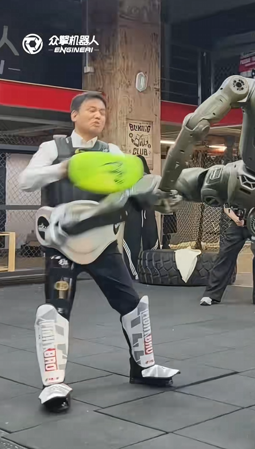 太殘暴了！眾擎T800人形機器人一腳把自家CEO踹翻在地 網友：多少帶了點私人恩怨