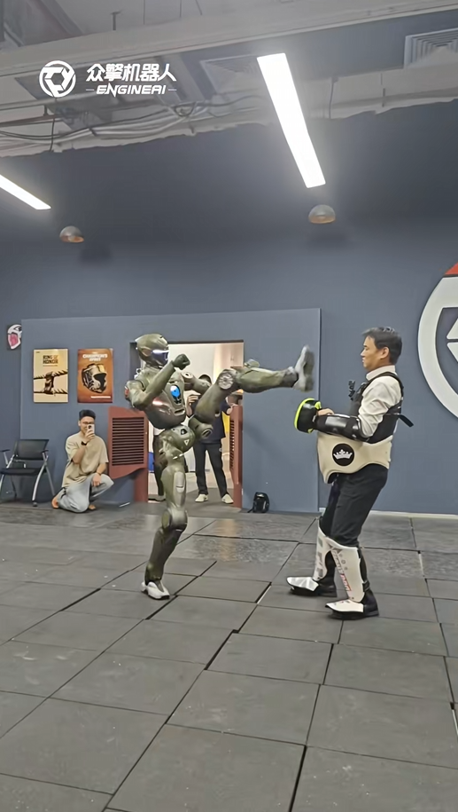 太殘暴了！眾擎T800人形機器人一腳把自家CEO踹翻在地 網友：多少帶了點私人恩怨
