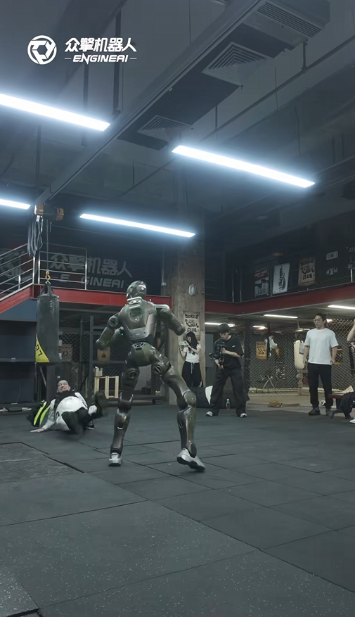 太殘暴了！眾擎T800人形機器人一腳把自家CEO踹翻在地 網友：多少帶了點私人恩怨