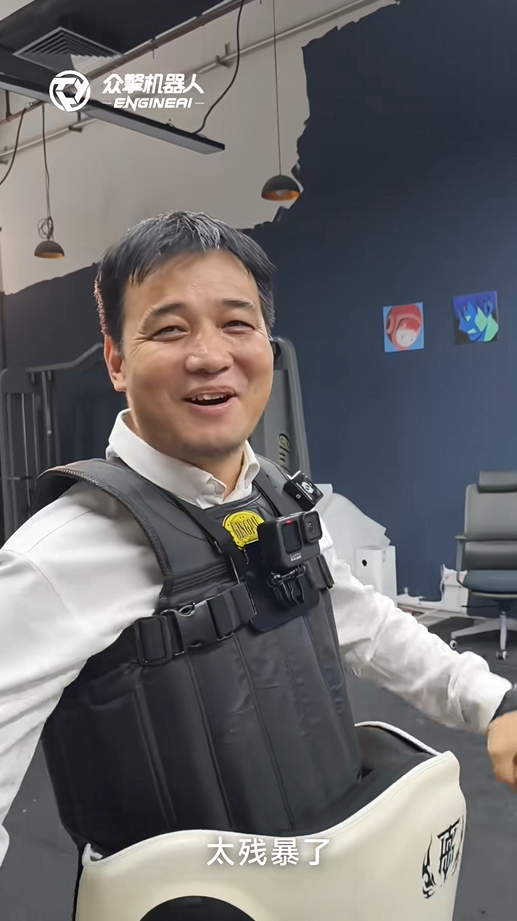 太殘暴了！眾擎T800人形機器人一腳把自家CEO踹翻在地 網友：多少帶了點私人恩怨