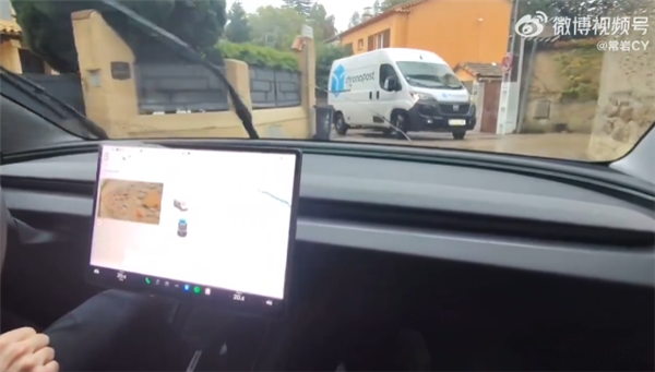 特斯拉FSD歐洲實測：窄路會倒車回方向 比老司機還絲滑