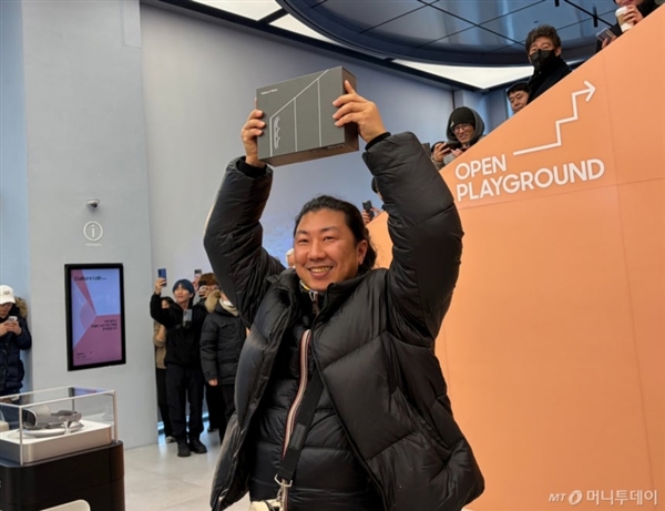 全球首個三星三摺疊屏消費者誕生:42歲 嚴寒中排隊將近24小時