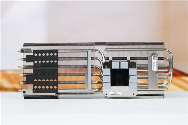 顏值效能雙巔峰！藍寶石NITRO+氮動極光RX 9070 XT顯示卡 白色機箱裝機首選