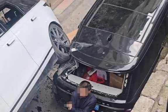路虎倒車錯把油門當剎車:剮蹭途樂後墜下臺階 又砸中另一輛路虎