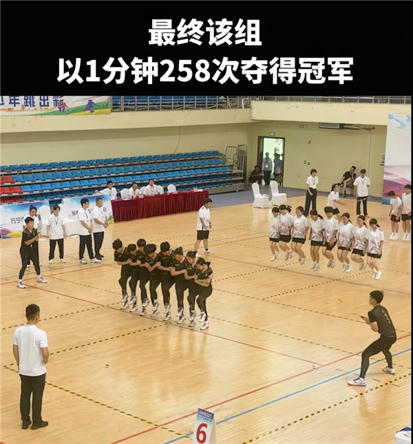 1分鐘跳258次!10人同步跳繩快到腳下現殘影