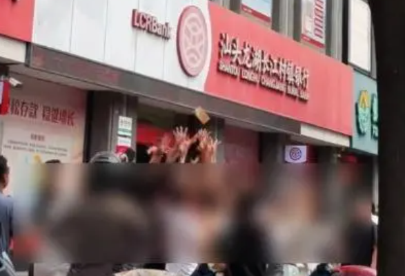 真錢！小區有人高空狂撒百萬港幣 路人爭搶 警方呼籲要上交