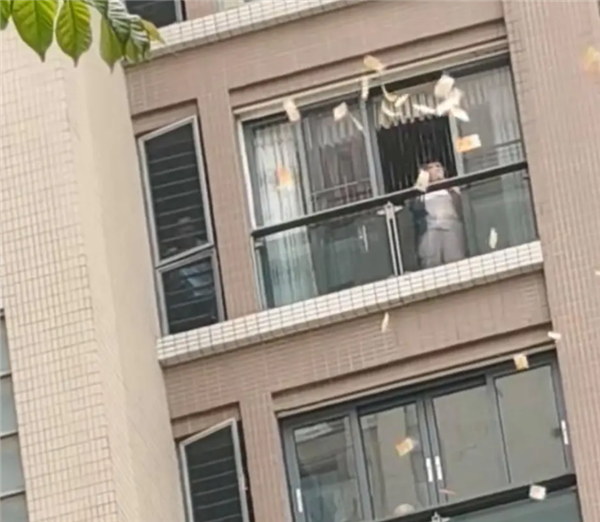 真錢！小區有人高空狂撒百萬港幣 路人爭搶 警方呼籲要上交