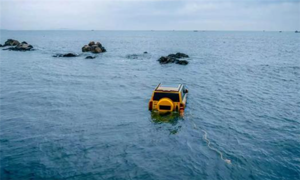 越野車海邊玩漂移被困 嫌1000元救援費太貴 漲潮被淹最終花8千脫困