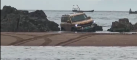 越野車海邊玩漂移被困 嫌1000元救援費太貴 漲潮被淹最終花8千脫困