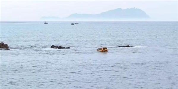 越野車海邊玩漂移被困 嫌1000元救援費太貴 漲潮被淹最終花8千脫困