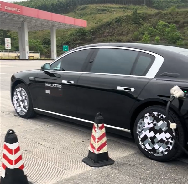 尊界新款路測實車被拍！網友：傳說中的200萬級高頂版？