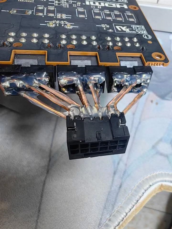 玩家為舊卡魔改供電介面！8-Pin硬改12V-2x6 16-Pin 網友直呼反人類