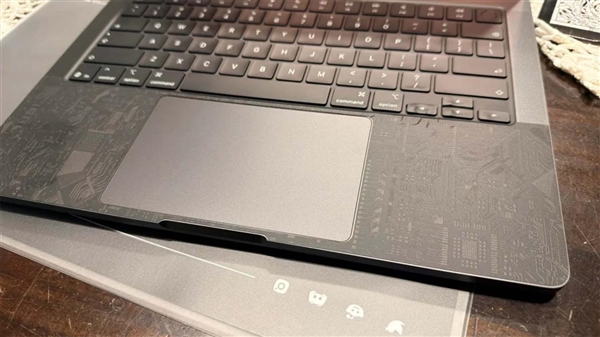 MacBook Pro鍵盤不是金屬！使用者貼膜用吹風機：按鍵直接熔化變形