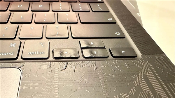 MacBook Pro鍵盤不是金屬！使用者貼膜用吹風機：按鍵直接熔化變形