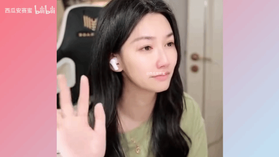 痛哭賽道第一人！初代電競女神小蒼直播間當衆痛哭