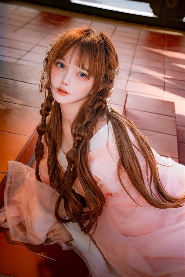 國外娃娃臉美女Cos圖賞：臉蛋可愛 身材很火辣