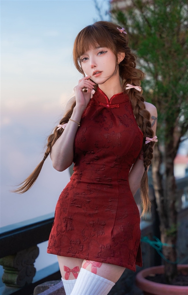 國外娃娃臉美女Cos圖賞：臉蛋可愛 身材很火辣